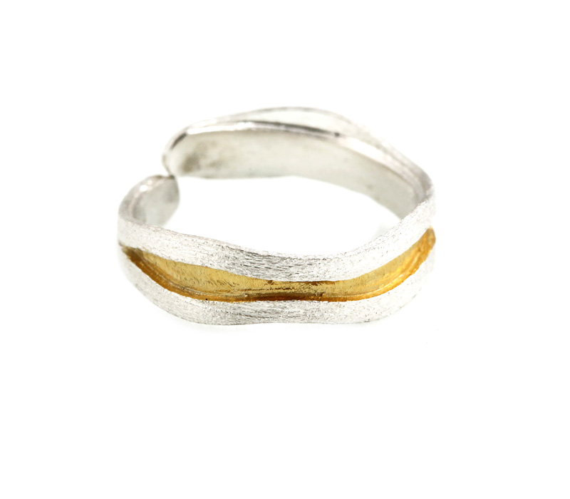 Stelios Χειροποίητο ασημένιο δαχτυλίδι βέρα φαρδιά κυματιστή Ασημί & Χρυσό